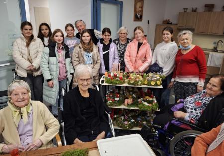 V pomoč pri izdelavi so bile tudi učenke višjih razredov OŠ Davorin Jenko Cerklje